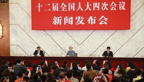 十二屆全國人大四次會(huì)議新聞發(fā)言人傅瑩與記者見面