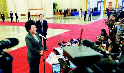 3月3日,，中國(guó)人民政治協(xié)商會(huì)議第十二屆全國(guó)委員會(huì)第五次會(huì)議開(kāi)幕前，人民大會(huì)堂北大廳的“部長(zhǎng)通道”開(kāi)啟,，列席全國(guó)兩會(huì)的國(guó)務(wù)院各部門主要負(fù)責(zé)人坦誠(chéng)回答媒體記者提出的問(wèn)題,。圖為國(guó)務(wù)院僑務(wù)辦公室主任裘援平接受采訪。    本報(bào)記者齊波攝