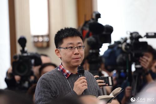 十二屆全國(guó)人大五次會(huì)議于3月4日上午11時(shí)在人民大會(huì)堂新聞發(fā)布廳舉行新聞發(fā)布會(huì)，由大會(huì)發(fā)言人傅瑩就大會(huì)議程和人大工作相關(guān)的問(wèn)題回答中外記者的提問(wèn),。圖為中國(guó)青年報(bào)記者提問(wèn),。人民網(wǎng)記者 張啟川 攝