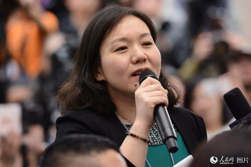 十二屆全國人大五次會議于3月4日上午11時在人民大會堂新聞發(fā)布廳舉行新聞發(fā)布會,，由大會發(fā)言人傅瑩就大會議程和人大工作相關(guān)的問題回答中外記者的提問。圖為新華社記者提問,。人民網(wǎng)記者 張啟川 攝