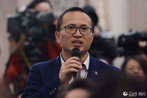 十二屆全國(guó)人大五次會(huì)議于3月4日上午11時(shí)在人民大會(huì)堂新聞發(fā)布廳舉行新聞發(fā)布會(huì),，由大會(huì)發(fā)言人傅瑩就大會(huì)議程和人大工作相關(guān)的問(wèn)題回答中外記者的提問(wèn),。圖為人民日?qǐng)?bào)記者提問(wèn)。人民網(wǎng)記者 張啟川 攝
