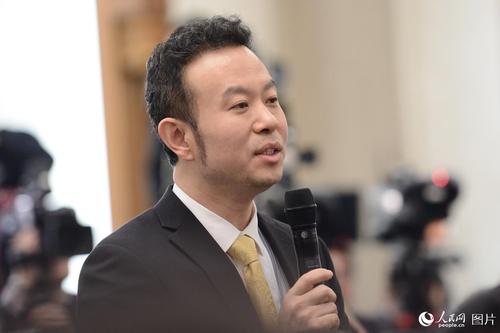 十二屆全國人大五次會議于3月4日上午11時在人民大會堂新聞發(fā)布廳舉行新聞發(fā)布會，由大會發(fā)言人傅瑩就大會議程和人大工作相關的問題回答中外記者的提問,。圖為中央電視臺記者提問,。人民網(wǎng)記者 張啟川 攝