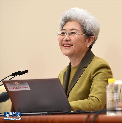 3月4日,，十二屆全國(guó)人大五次會(huì)議在北京人民大會(huì)堂舉行新聞發(fā)布會(huì)。大會(huì)發(fā)言人傅瑩就大會(huì)議程和人大工作相關(guān)的問(wèn)題回答中外記者的提問(wèn),。新華社記者 張領(lǐng) 攝