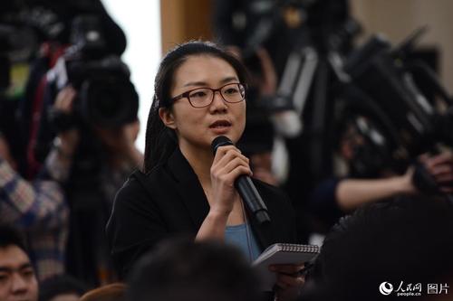十二屆全國(guó)人大五次會(huì)議于3月4日上午11時(shí)在人民大會(huì)堂新聞發(fā)布廳舉行新聞發(fā)布會(huì),，由大會(huì)發(fā)言人傅瑩就大會(huì)議程和人大工作相關(guān)的問(wèn)題回答中外記者的提問(wèn)。圖為中國(guó)日?qǐng)?bào)記者提問(wèn),。人民網(wǎng)記者 張啟川 攝
