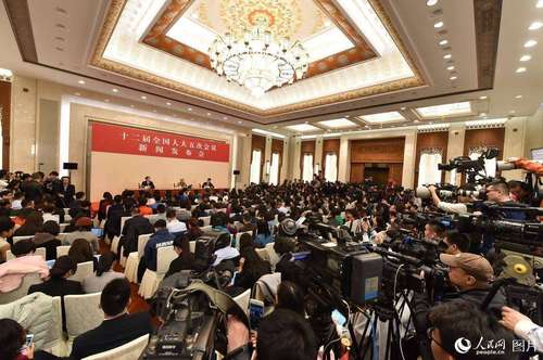 十二屆全國人大五次會議于3月4日上午11時在人民大會堂新聞發(fā)布廳舉行新聞發(fā)布會，由大會發(fā)言人傅瑩就大會議程和人大工作相關(guān)的問題回答中外記者的提問,。人民網(wǎng)記者 翁奇羽 攝