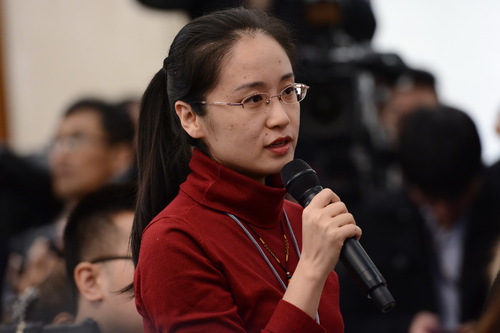 十二屆全國(guó)人大五次會(huì)議于3月4日上午11時(shí)在人民大會(huì)堂新聞發(fā)布廳舉行新聞發(fā)布會(huì)，由大會(huì)發(fā)言人傅瑩就大會(huì)議程和人大工作相關(guān)的問題回答中外記者的提問,。圖為光明日?qǐng)?bào)融媒體記者提問,。人民網(wǎng)記者 張啟川 攝