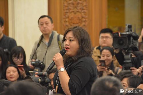 十二屆全國人大五次會議于3月4日上午11時在人民大會堂新聞發(fā)布廳舉行新聞發(fā)布會,，由大會發(fā)言人傅瑩就大會議程和人大工作相關(guān)的問題回答中外記者的提問,。圖為法制日報記者提問。人民網(wǎng)記者 李彤 攝
