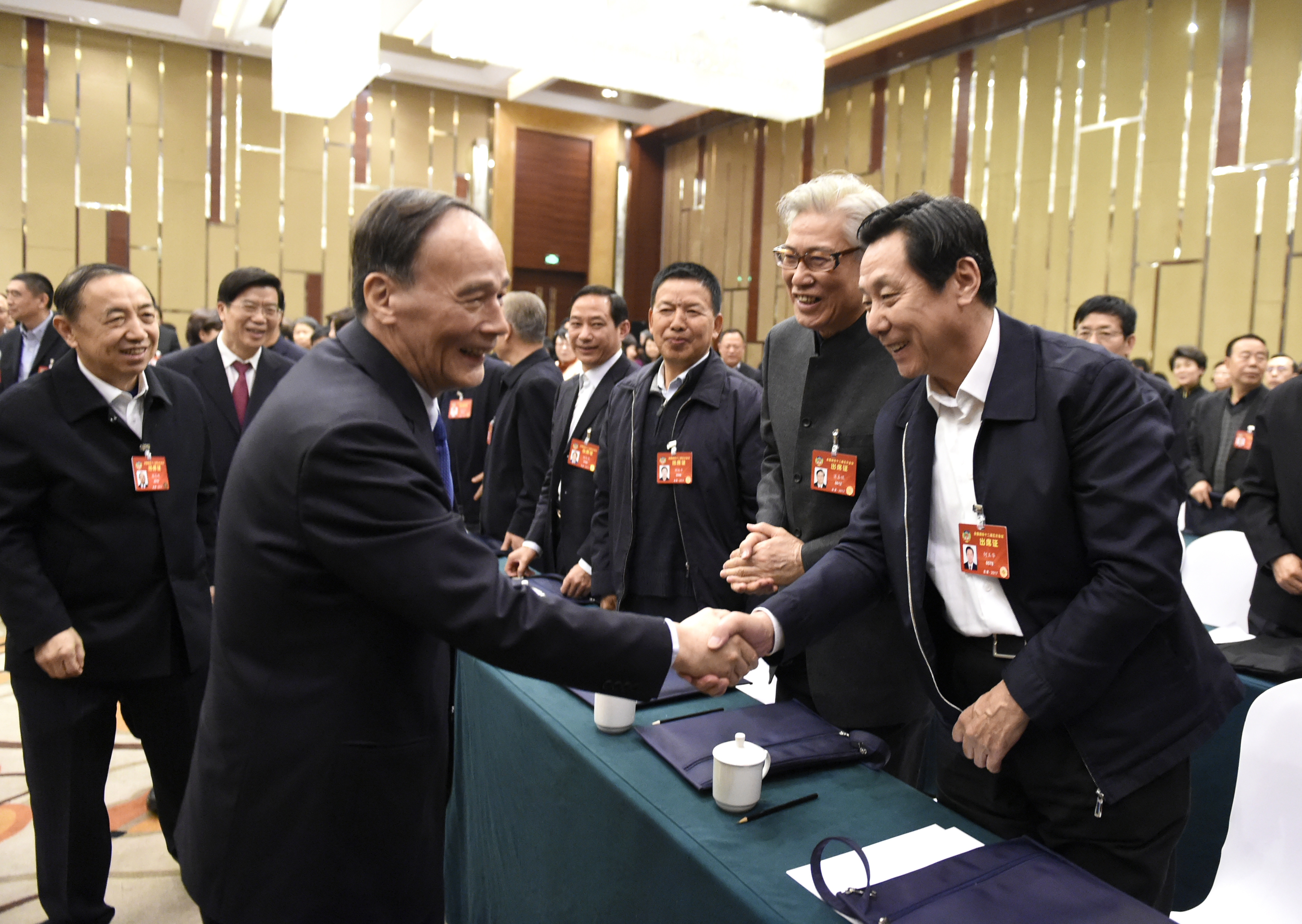 王岐山看望共青團,、總工會、婦聯(lián)、青聯(lián)界委員并參加討論