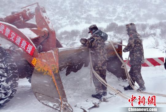 圖為武警交通第二支隊六中隊官兵為救援做好準(zhǔn)備 王毅凱 攝