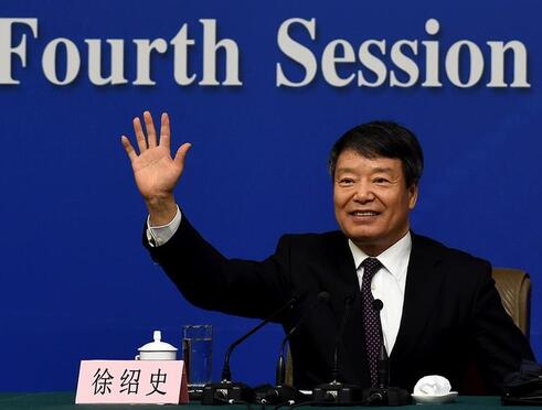 國家發(fā)改委主任徐紹史向記者揮手問好