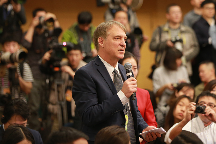 彭搏新聞社記者提問“政府是否開展新領(lǐng)域的去產(chǎn)能行為”