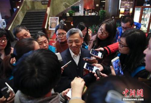 3月2日，出席全國(guó)政協(xié)十二屆五次會(huì)議的全國(guó)政協(xié)委員,、中國(guó)東方資產(chǎn)管理公司原總裁梅興保在兩會(huì)駐地接受記者采訪,。 <a target='_blank' href='http://www.chinanews.com/'>中新社</a>記者 劉震 攝