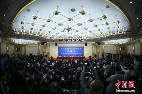 3月6日,，十二屆全國人大五次會議舉行記者會,，邀請國家發(fā)展和改革委員會主任何立峰、副主任張勇,、副主任寧吉喆就“經(jīng)濟(jì)社會發(fā)展與宏觀調(diào)控”的相關(guān)問題回答中外記者的提問,。<a target='_blank' href='http://www.chinanews.com/'>中新社</a>記者 盛佳鵬 攝