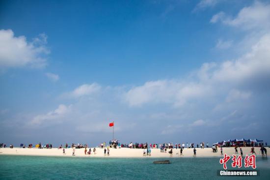 近日,，<a target='_blank' href='http://www.chinanews.com/'>中新社</a>記者隨新投入西沙生態(tài)旅游航線運(yùn)營的“長樂公主”游輪,，進(jìn)入西沙群島永樂環(huán)礁，探訪風(fēng)景如畫的西沙海域,。圖為全富島風(fēng)光,。<a target='_blank' href='http://www.chinanews.com/'>中新社</a>記者 洪堅鵬 攝