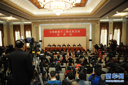 3月6日,，全國(guó)政協(xié)十二屆五次會(huì)議在北京人民大會(huì)堂新聞發(fā)布廳召開記者會(huì),，邀請(qǐng)5位全國(guó)政協(xié)委員就深入推進(jìn)“三去一降一補(bǔ)”,、深入推進(jìn)農(nóng)業(yè)供給側(cè)結(jié)構(gòu)性改革、著力振興實(shí)體經(jīng)濟(jì),、防范金融風(fēng)險(xiǎn),、推進(jìn)“一帶一路”建設(shè)等回答記者提問,。圖為5位委員回答記者提問