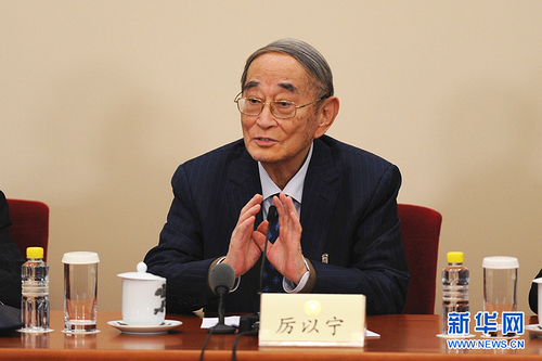 圖為全國政協(xié)常委厲以寧回答記者提問,。_副本