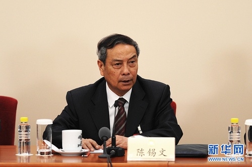 圖為全國政協(xié)常委陳錫文回答記者提問,。_副本