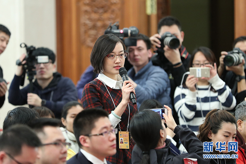 　3月6日，全國政協(xié)十二屆五次會議在北京人民大會堂新聞發(fā)布廳召開記者會,，邀請5位全國政協(xié)委員就深入推進(jìn)“三去一降一補(bǔ)”,、深入推進(jìn)農(nóng)業(yè)供給側(cè)結(jié)構(gòu)性改革,、著力振興實體經(jīng)濟(jì)、防范金融風(fēng)險,、推進(jìn)“一帶一路”建設(shè)等回答記者提問,。圖為新華社記者在會上提問。