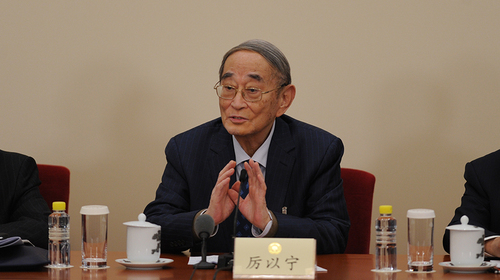 圖為厲以寧回答記者提問,。