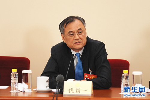 圖為全國(guó)政協(xié)委員錢穎一回答記者提問,。_副本