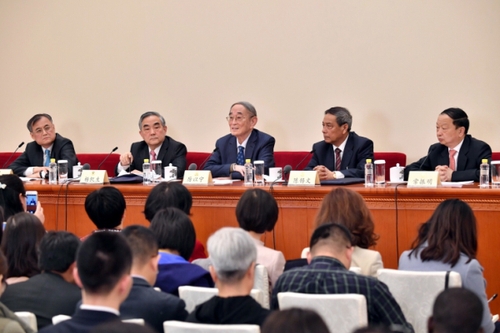 3月6日，全國政協(xié)十二屆五次會議在北京人民大會堂新聞發(fā)布廳召開記者會,，邀請全國政協(xié)委員厲以寧,、陳錫文、楊凱生,、常振明,、錢穎一就深入推進“三去一降一補”、深入推進農(nóng)業(yè)供給側(cè)結(jié)構(gòu)性改革,、著力振興實體經(jīng)濟,、防范金融風(fēng)險、推進“一帶一路”建設(shè)等回答記者提問,。3