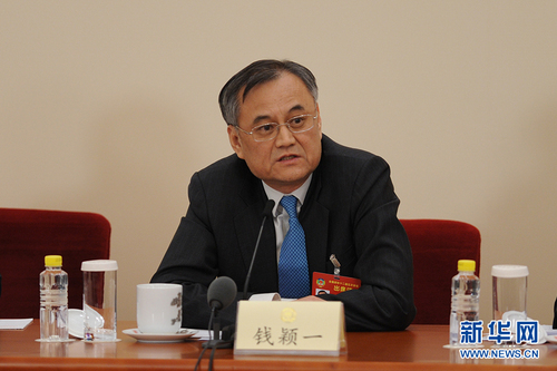 3月6日,，全國(guó)政協(xié)十二屆五次會(huì)議在北京人民大會(huì)堂新聞發(fā)布廳召開記者會(huì),，邀請(qǐng)5位全國(guó)政協(xié)委員就深入推進(jìn)“三去一降一補(bǔ)”、深入推進(jìn)農(nóng)業(yè)供給側(cè)結(jié)構(gòu)性改革,、著力振興實(shí)體經(jīng)濟(jì),、防范金融風(fēng)險(xiǎn)、推進(jìn)“一帶一路”建設(shè)等回答記者提問,。圖為全國(guó)政協(xié)委員錢穎一回答記者提問,。
