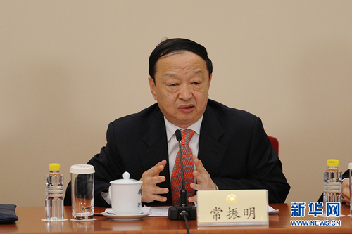 3月6日,，全國政協(xié)十二屆五次會議在北京人民大會堂新聞發(fā)布廳召開記者會，邀請5位全國政協(xié)委員就深入推進(jìn)“三去一降一補(bǔ)”,、深入推進(jìn)農(nóng)業(yè)供給側(cè)結(jié)構(gòu)性改革,、著力振興實(shí)體經(jīng)濟(jì)、防范金融風(fēng)險(xiǎn),、推進(jìn)“一帶一路”建設(shè)等回答記者提問,。圖為全國政協(xié)委員常振明回答記者提問。