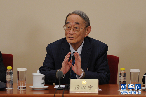 3月6日，全國政協(xié)十二屆五次會(huì)議在北京人民大會(huì)堂新聞發(fā)布廳召開記者會(huì),，邀請5位全國政協(xié)委員就深入推進(jìn)“三去一降一補(bǔ)”,、深入推進(jìn)農(nóng)業(yè)供給側(cè)結(jié)構(gòu)性改革、著力振興實(shí)體經(jīng)濟(jì),、防范金融風(fēng)險(xiǎn),、推進(jìn)“一帶一路”建設(shè)等回答記者提問。圖為全國政協(xié)常委厲以寧回答記者提問,。