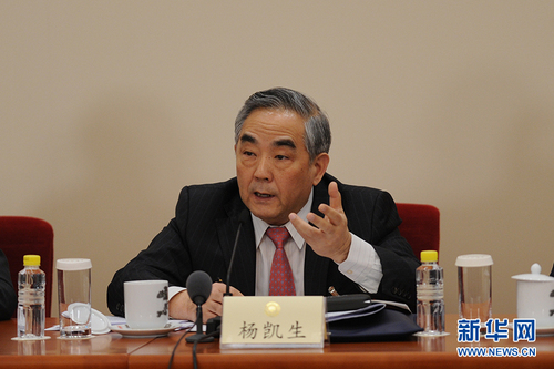　3月6日，全國(guó)政協(xié)十二屆五次會(huì)議在北京人民大會(huì)堂新聞發(fā)布廳召開(kāi)記者會(huì),，邀請(qǐng)5位全國(guó)政協(xié)委員就深入推進(jìn)“三去一降一補(bǔ)”,、深入推進(jìn)農(nóng)業(yè)供給側(cè)結(jié)構(gòu)性改革,、著力振興實(shí)體經(jīng)濟(jì),、防范金融風(fēng)險(xiǎn)、推進(jìn)“一帶一路”建設(shè)等回答記者提問(wèn),。圖為全國(guó)政協(xié)委員楊凱生回答記者提問(wèn),。
