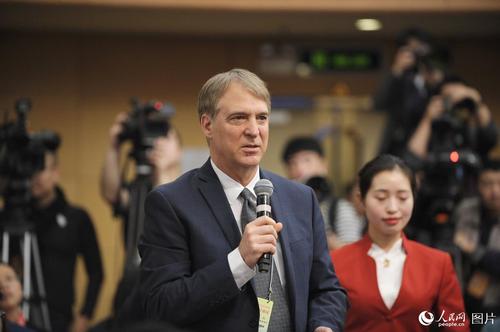 彭搏新聞社記者提問人民網(wǎng)記者郝勇攝