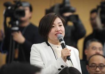 大河報(bào)客戶端記者提問“政府對(duì)創(chuàng)業(yè)創(chuàng)新環(huán)境營(yíng)造的進(jìn)一步規(guī)劃”