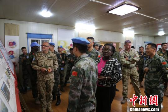 軍事代表團(tuán)參觀中國(guó)工兵工作圖片展?！±钚?攝