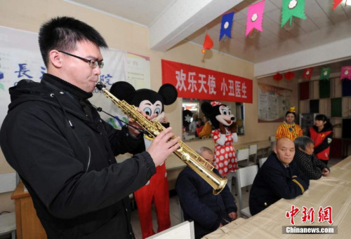 3月5日,，山西長(zhǎng)治醫(yī)學(xué)院組織大學(xué)生志愿者及“小丑醫(yī)生”走進(jìn)當(dāng)?shù)爻菂^(qū)南山田園養(yǎng)老院,。范麗芳 攝