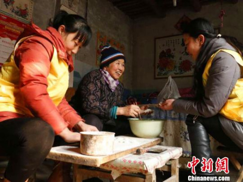 資料圖：除夕,，巨鹿縣居家養(yǎng)老服務(wù)中心工作人員王勝晨,、陳云彩和失獨老人張會群一起包餃子?！⊥醣麖?攝