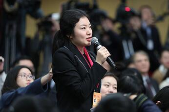 新華社記者提問(wèn)“個(gè)稅改革和如何減輕二孩家庭負(fù)擔(dān)”