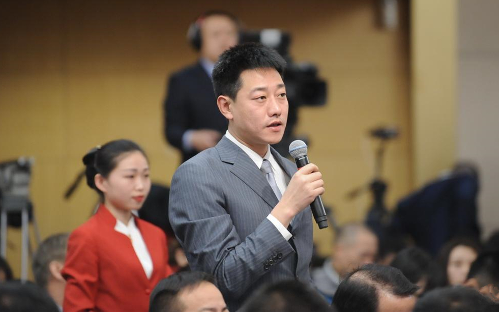 央視記者提問(wèn)“如何保障隨遷子女平等受教育機(jī)會(huì)”