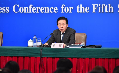 肖捷在回答記者提問,。2