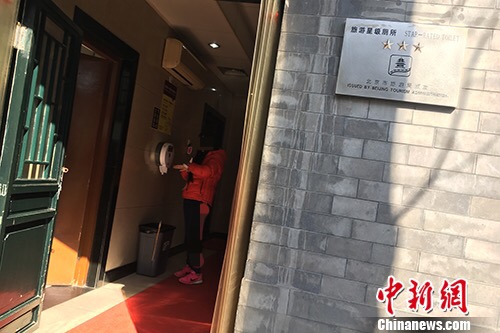 取紙的人絡(luò)繹不絕,。湯琪 攝