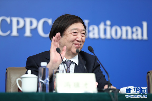 圖為馮驥才回答記者提問,。