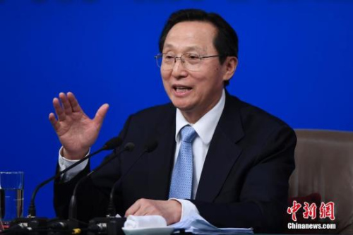 3月7日,，十二屆全國人大五次會(huì)議舉行記者會(huì)，邀請農(nóng)業(yè)部部長韓長賦,、副部長張?zhí)伊值染汀巴七M(jìn)農(nóng)業(yè)供給側(cè)結(jié)構(gòu)性改革”的相關(guān)問題回答中外記者的提問,。<a target='_blank' href='http://www.chinanews.com/'>中新社</a>記者 韋亮 攝
