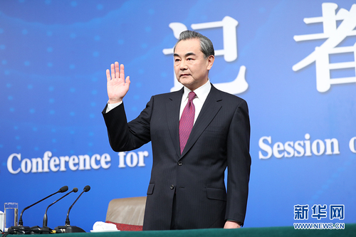 圖為外交部部長(zhǎng)王毅來(lái)到記者會(huì)現(xiàn)場(chǎng)。