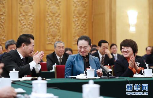 3月7日,，遼寧代表團(tuán)的馮玉萍代表（前中）在發(fā)言時(shí)激動(dòng)不已。在兩會(huì)會(huì)場(chǎng)內(nèi)外,，女代表,、女委員,、女工作人員,、女記者在工作中盡職盡責(zé)，展現(xiàn)著自己的風(fēng)采,。 新華社記者 謝環(huán)馳 攝
