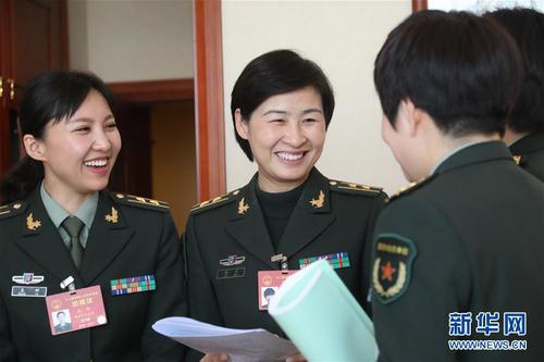 3月7日,，全國(guó)人大代表劉洋（左二）等在解放軍代表團(tuán)小組會(huì)議間隙交流。在兩會(huì)會(huì)場(chǎng)內(nèi)外,，女代表,、女委員、女工作人員,、女記者在工作中盡職盡責(zé),，展現(xiàn)著自己的風(fēng)采。 新華社記者 李剛 攝