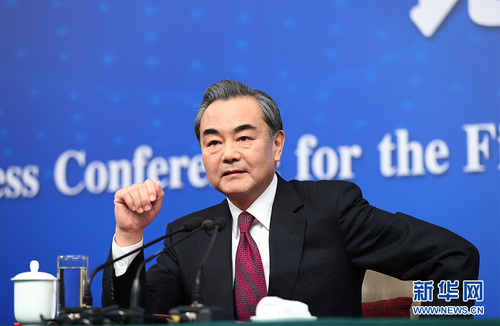圖為外交部部長王毅在記者會現(xiàn)場。新華網(wǎng) 中國政府網(wǎng) 翟子赫 攝