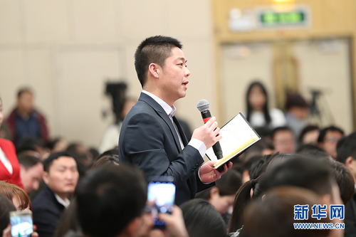 圖為中央人民廣播電臺(tái)記者提問,。