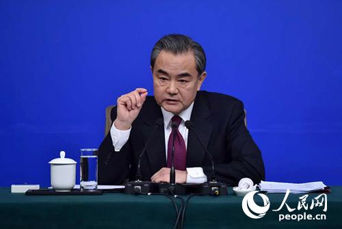 圖為2017年3月8日上午,，外交部部長王毅回答中外記者提問,。人民網(wǎng)記者翁奇羽攝