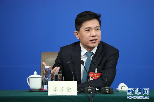 圖為全國政協(xié)委員,，全國工商聯(lián)副主席，百度公司董事長兼首席執(zhí)行官李彥宏答記者問,。