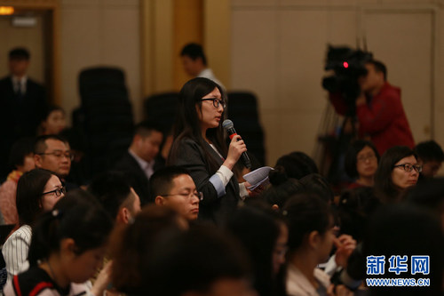 圖為北京青年報(bào)記者提問(wèn)。