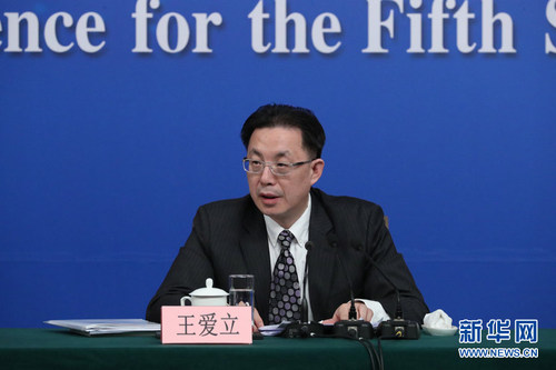圖為全國人大常委會法工委刑法室主任王愛立回答記者提問,。