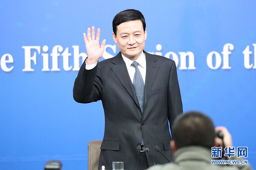 圖為國務(wù)院國有資產(chǎn)監(jiān)督管理委員會主任肖亞慶揮手向記者問好。